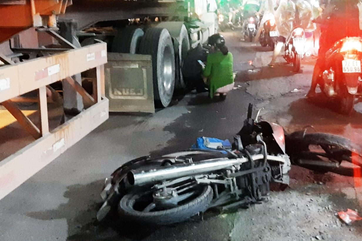 Xe may va cham voi xe dau keo, 2 em be thuong vong o TP.HCM hinh anh