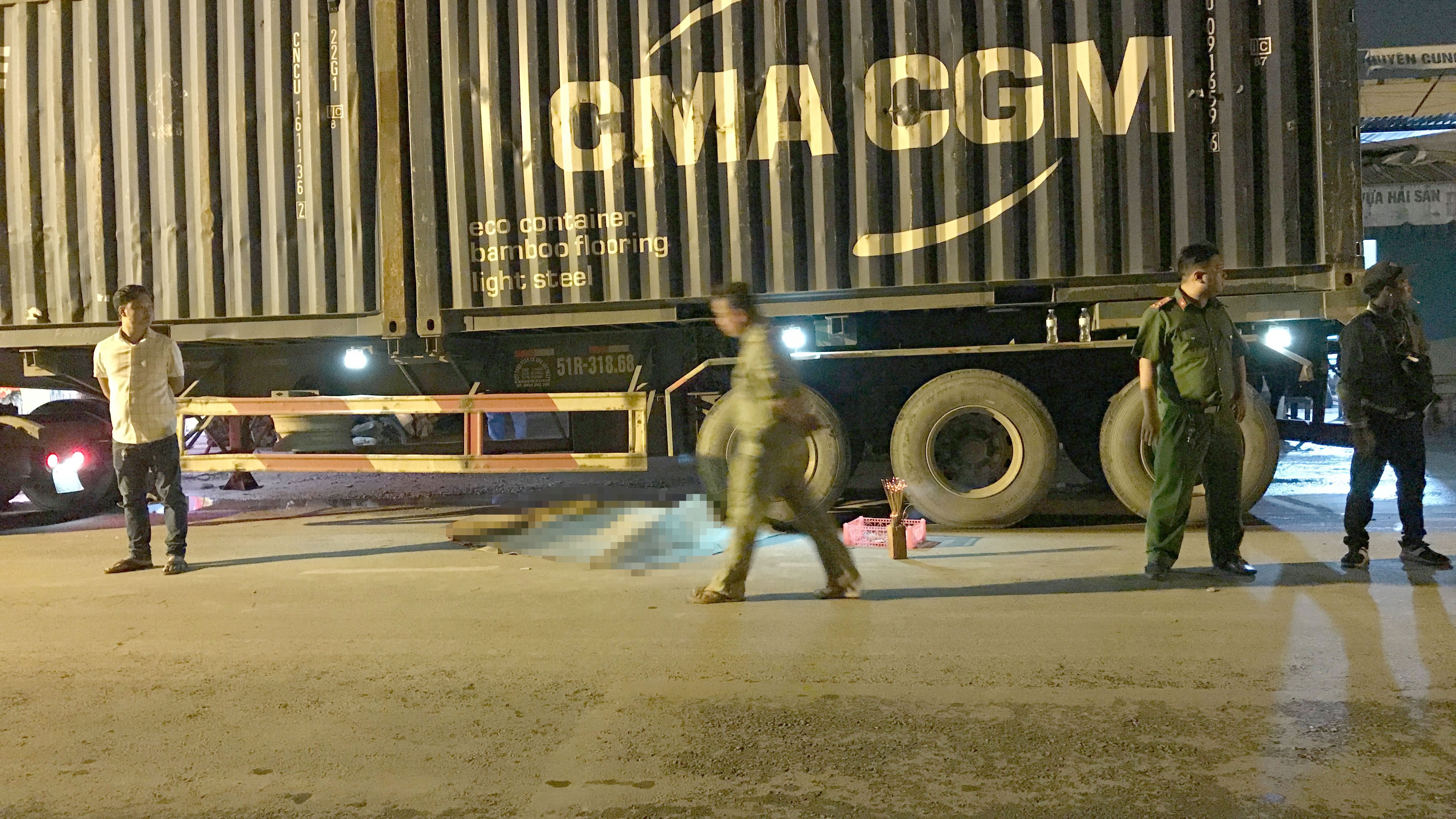 Va cham xe container trong dem, nam thanh nien tu vong hinh anh