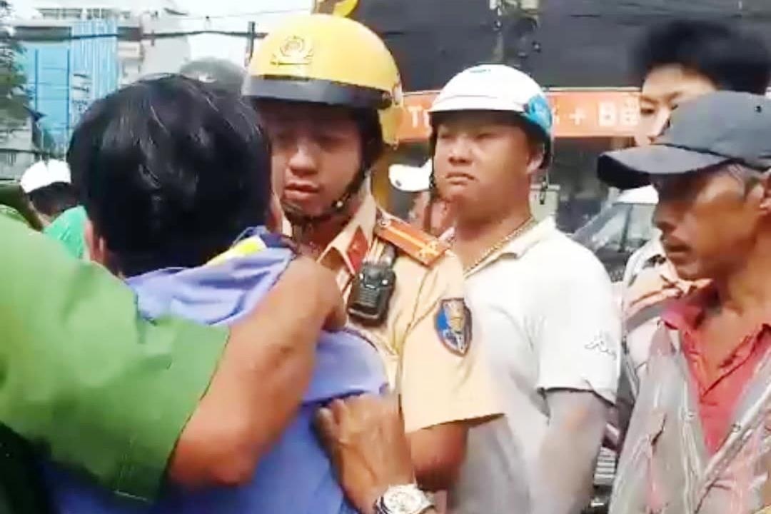 Lai xe buyt dam tai xe GrabBike gan ben xe Cho Lon bi dinh chi hinh anh