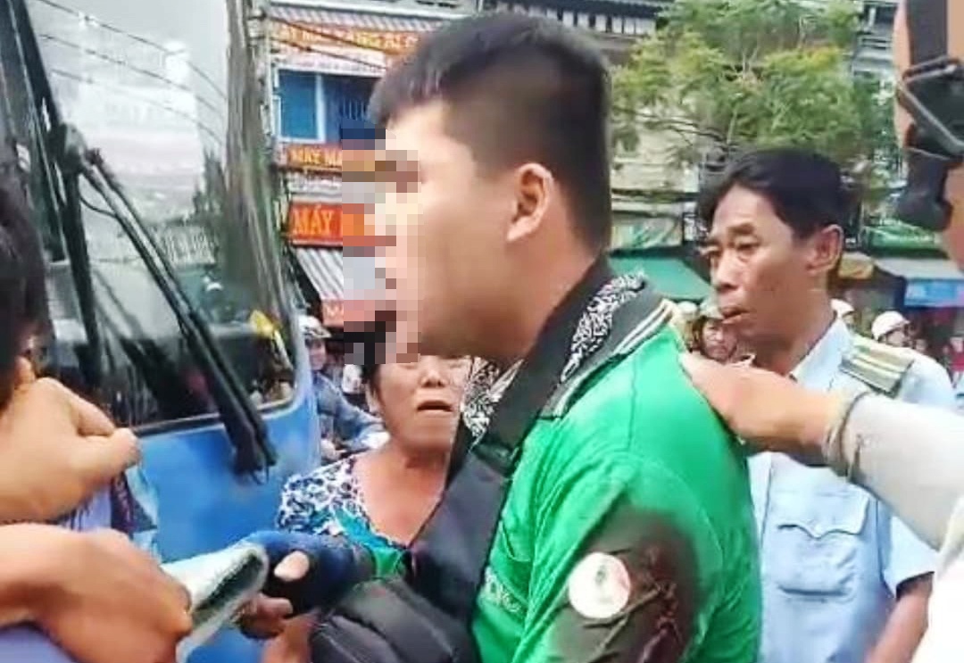 đình chỉ tài xế xe buýt đâm người ảnh 1 dinh chi tai xe xe buyt dam nguoi anh 1