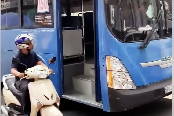 Sa thai tai xe xe buyt phun nuoc bot vao nguoi di duong hinh anh