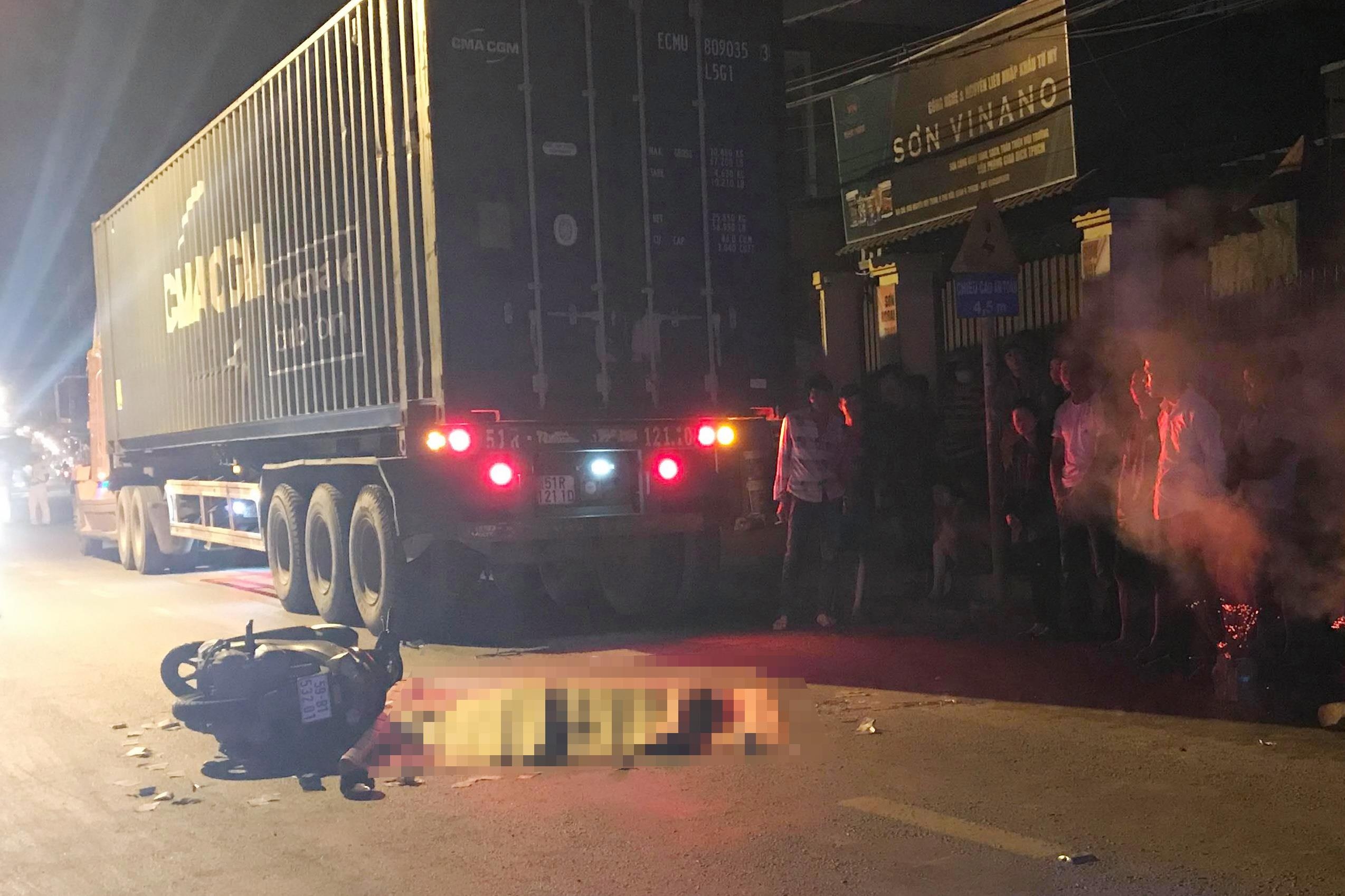 Va cham voi xe dau keo trong dem, doi nam nu thuong vong hinh anh