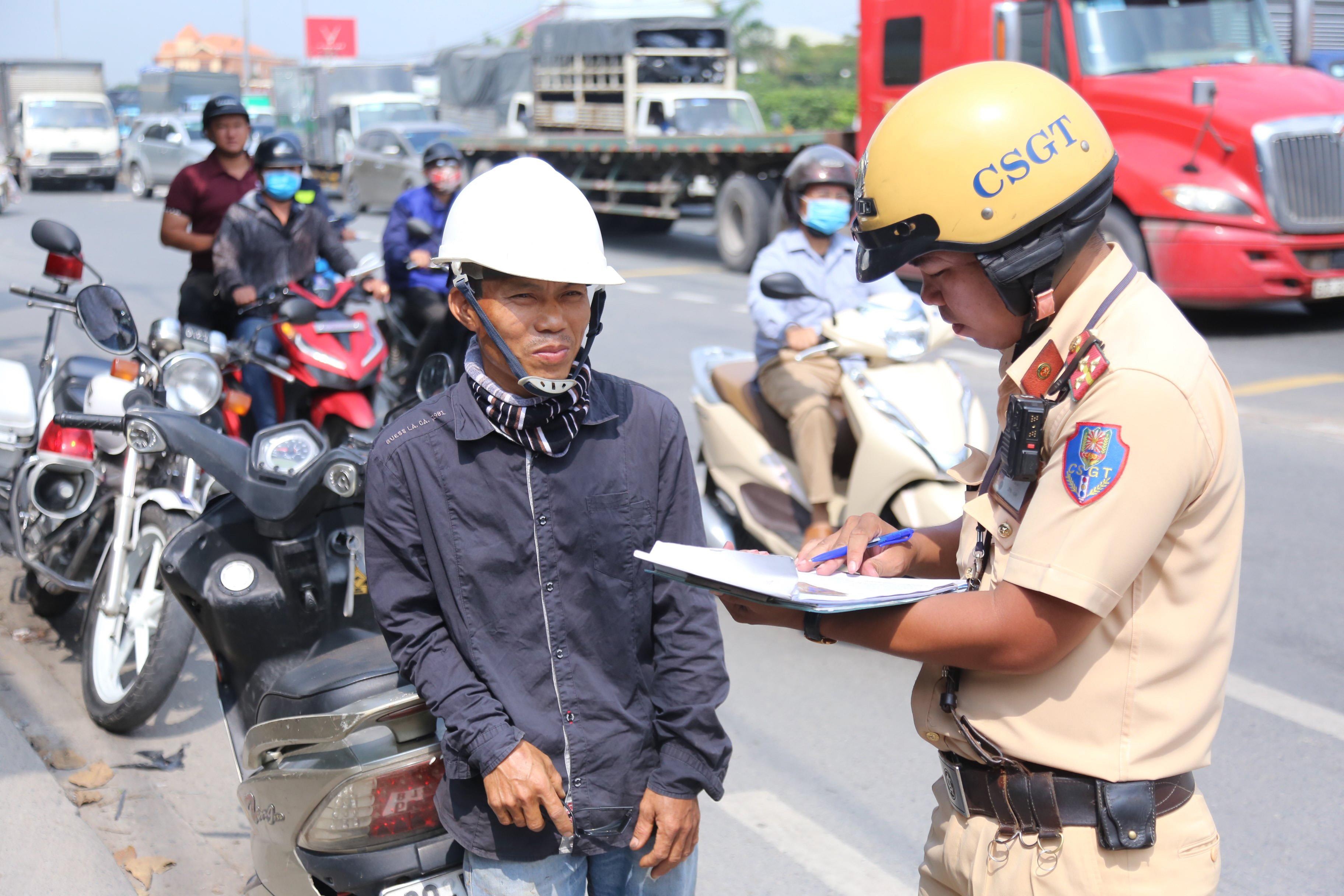Nguoi di duong phan ung khi bi CSGT xu phat vi dat xe may nguoc chieu hinh anh