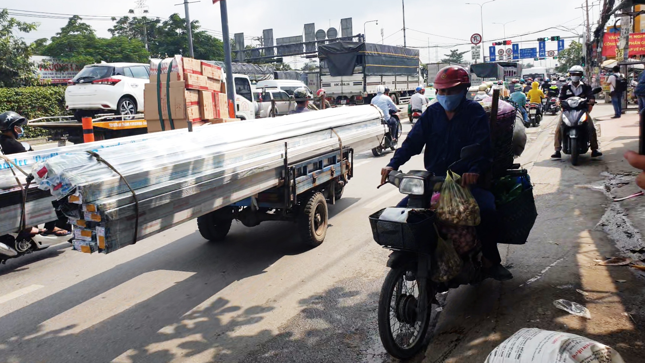 Xe may di nguoc chieu anh 2