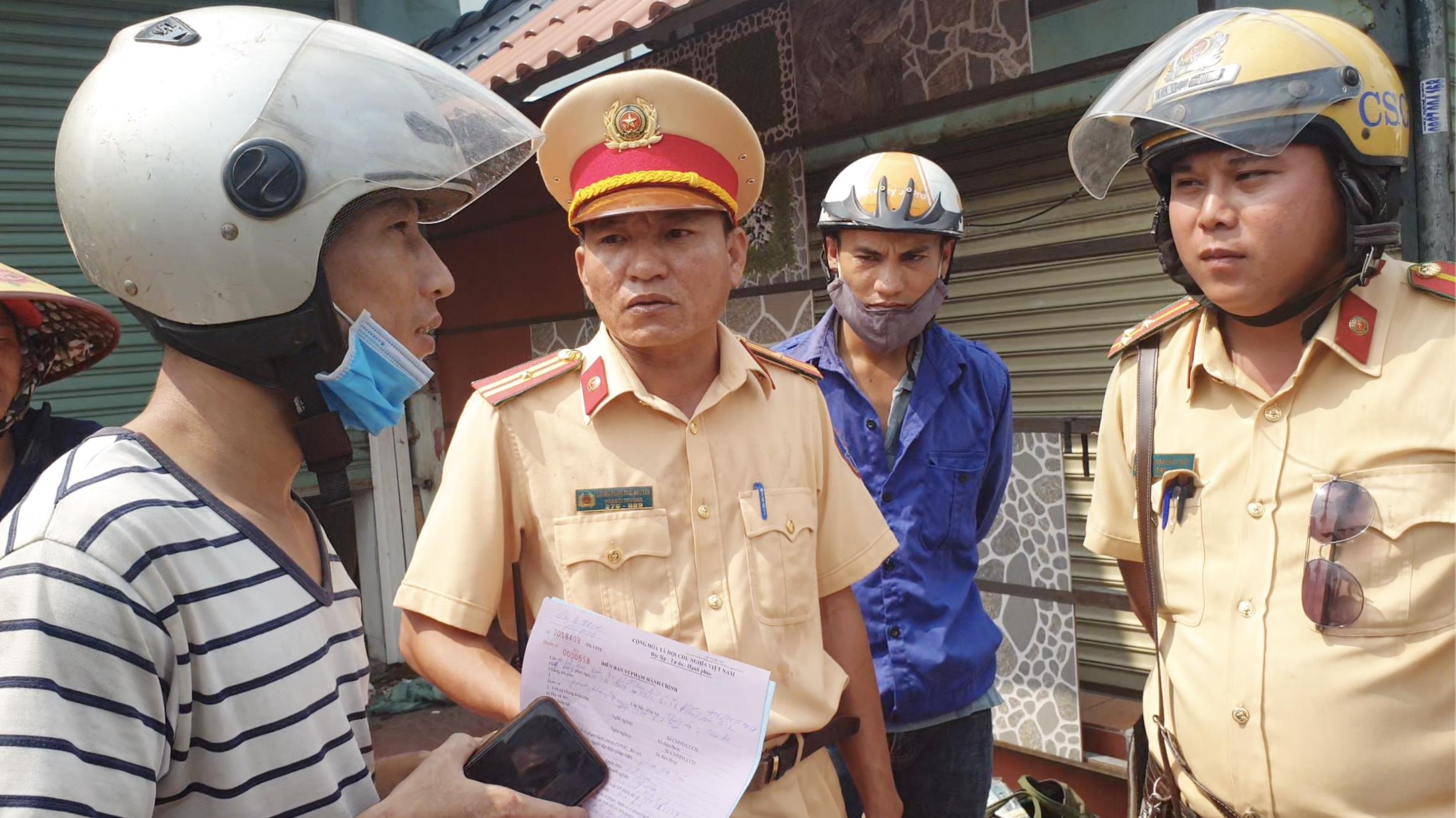 Dat xe may nguoc chieu qua mat CSGT, 20 tai xe o TP.HCM bi xu phat hinh anh