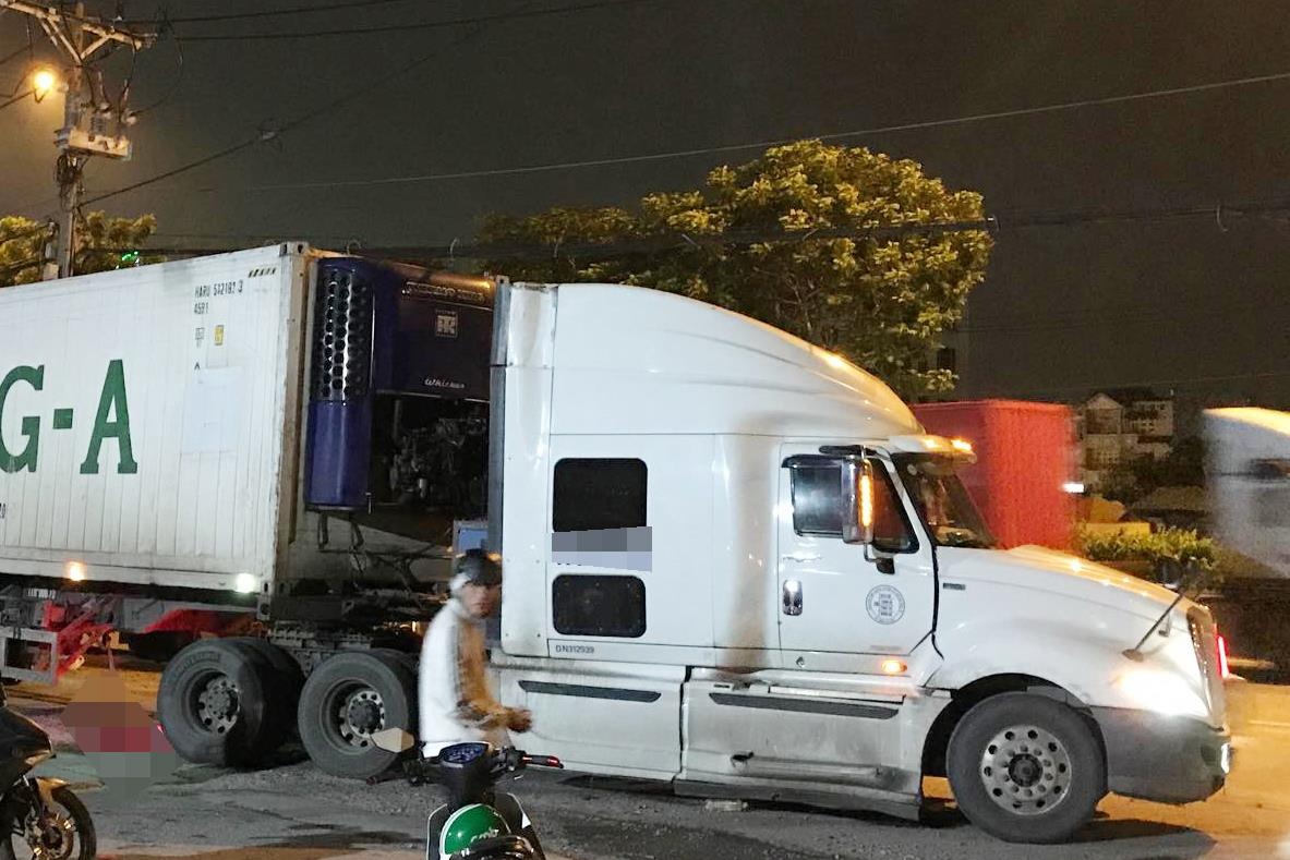 Nam tren le duong o TP.HCM, nam thanh nien bi xe container can tu vong hinh anh