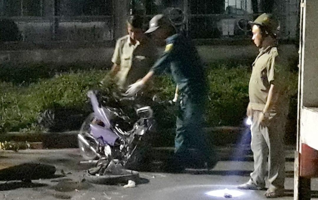 Tong truc dien o duong noi bo khu cong nghiep, 2 nguoi chet tai cho hinh anh