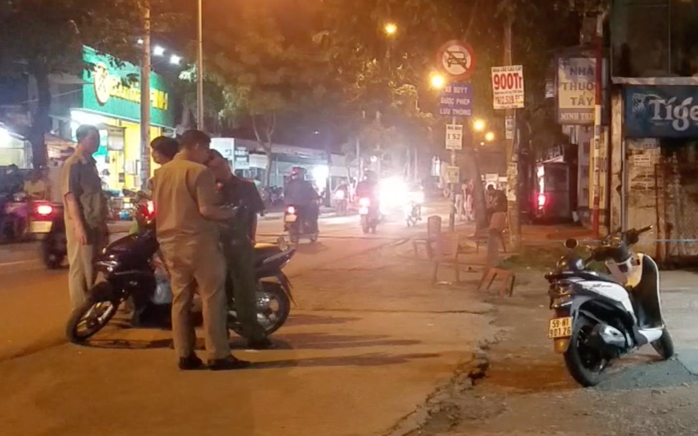 Au da sau va cham giao thong, mot thanh nien bi danh chet hinh anh