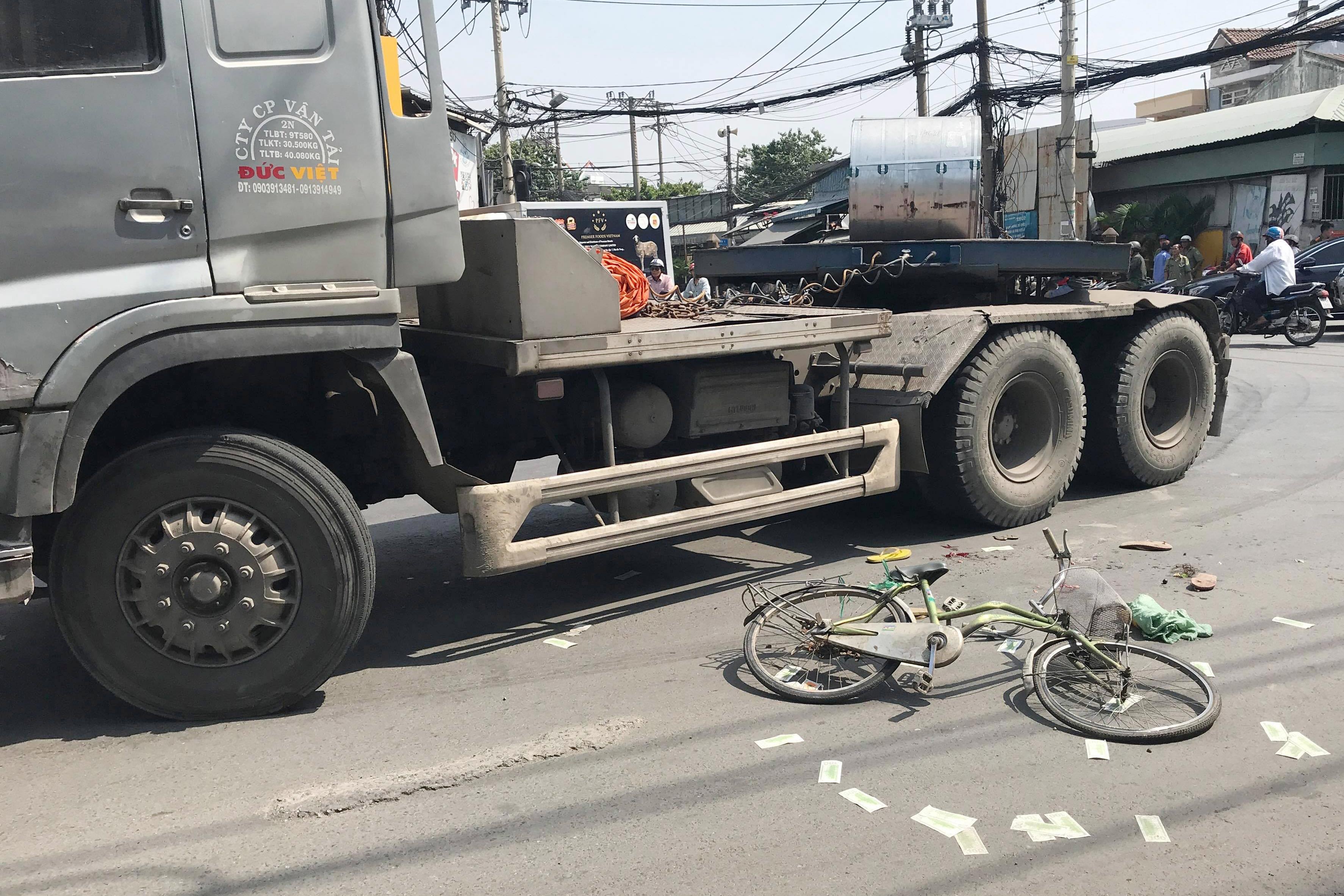 Hai me con bi xe container cuon vao gam, be trai 12 tuoi tu vong hinh anh