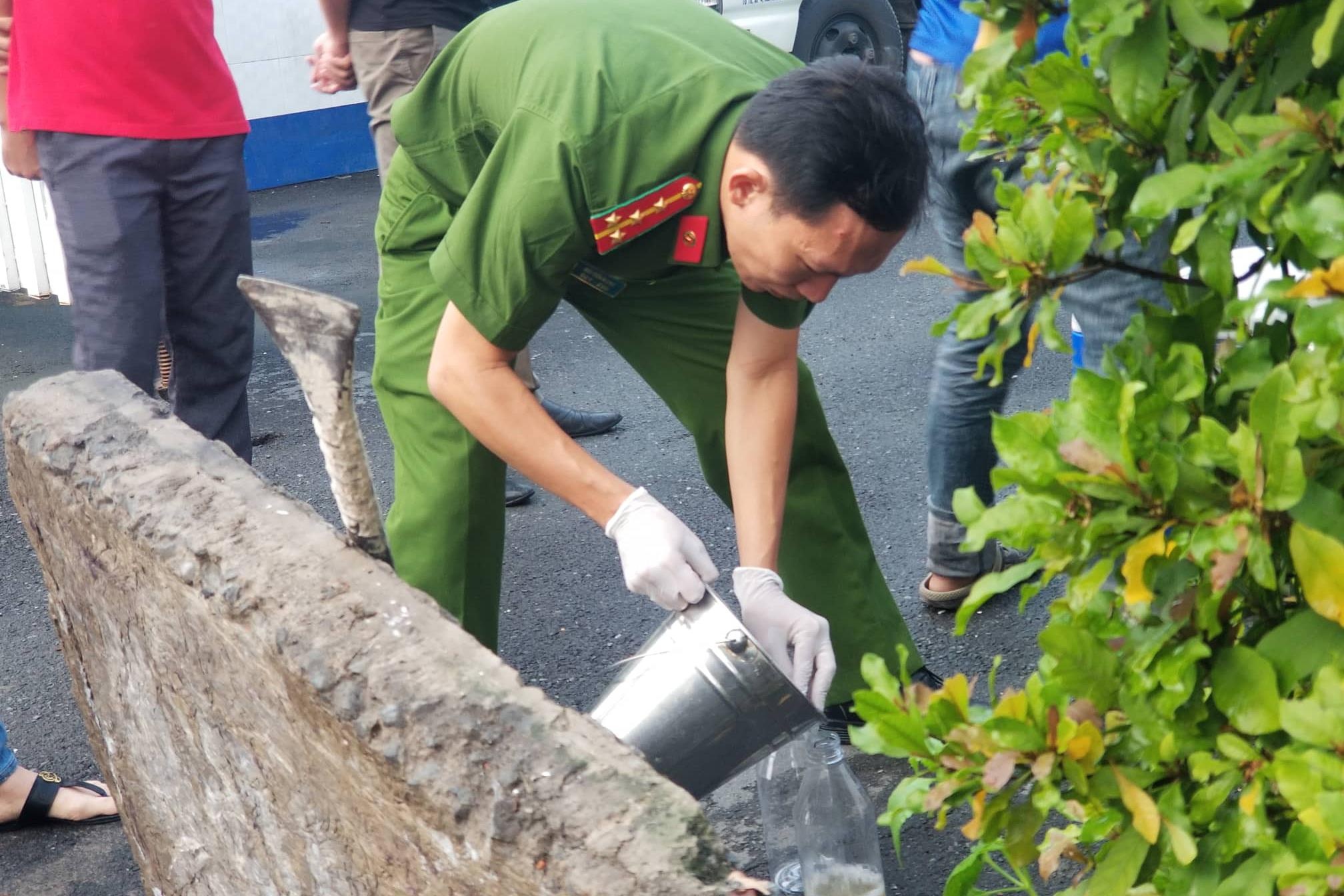 Bat qua tang cong ty giat ui xa nuoc thai ra song Soai Rap hinh anh