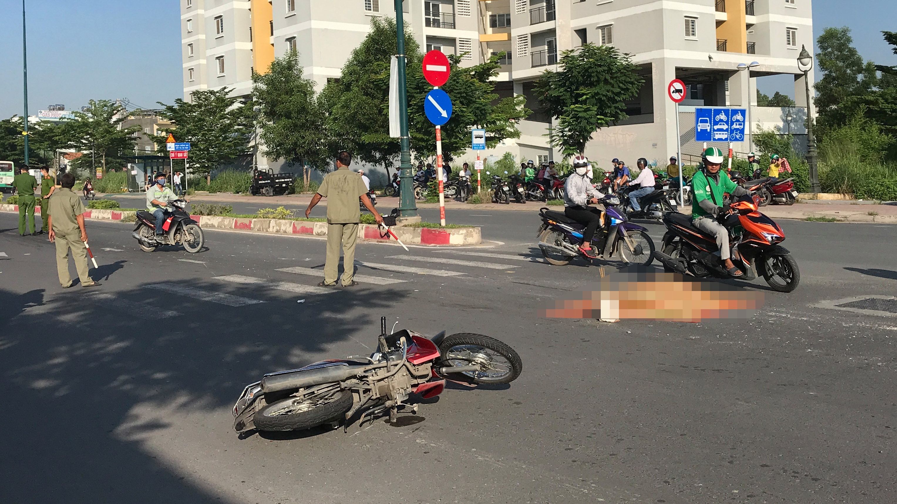 Oto dua don hoc sinh tong xe may anh 1