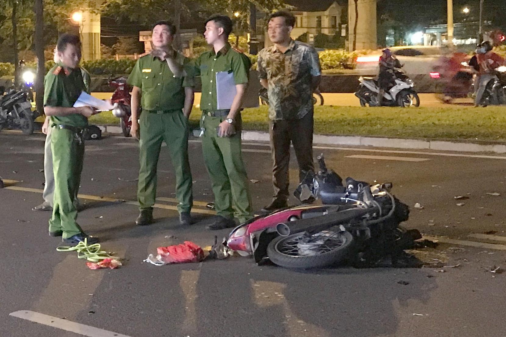 Hai xe may tong truc dien, 3 nguoi thuong vong trong dem o TP.HCM hinh anh