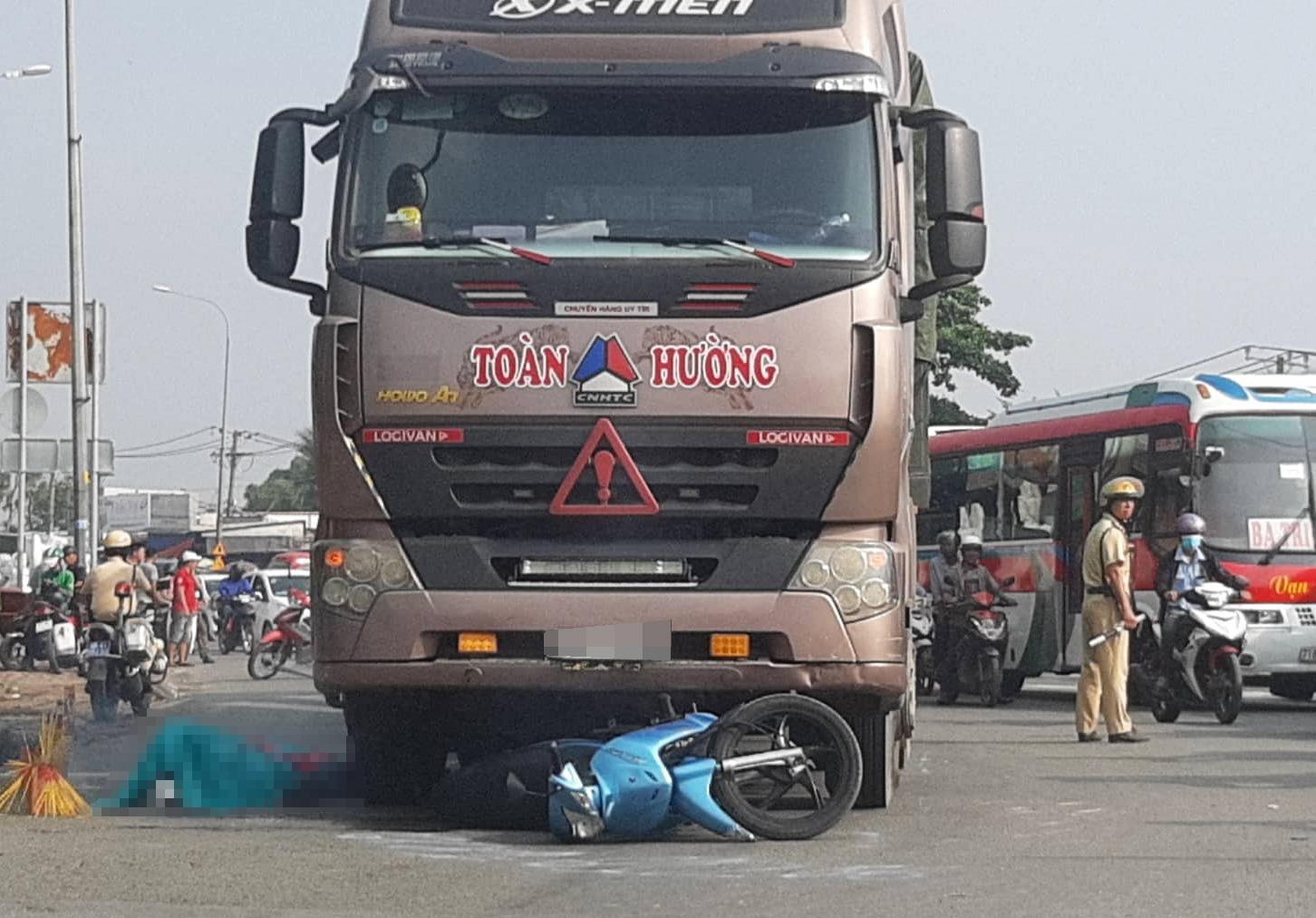 Bo me tu vong, con gai nguy kich khi bi xe container cuon vao gam hinh anh