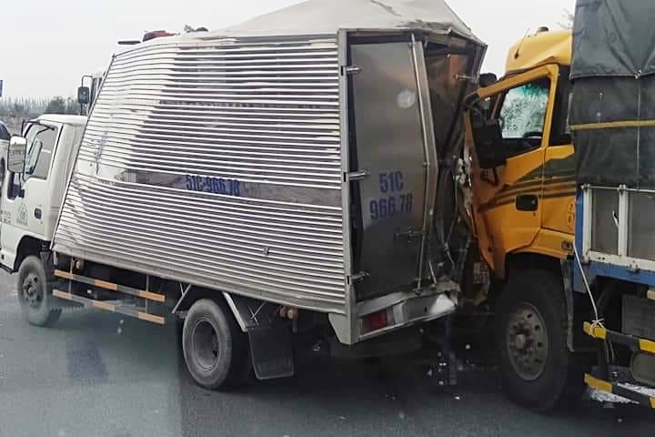 Cao toc Trung Luong un tac 5 km sau tai nan lien hoan giua 3 oto hinh anh