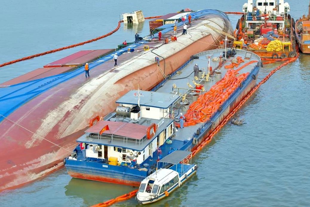 Hut duoc 130 tan dau tren tau VietSun Integrity chim o Can Gio hinh anh