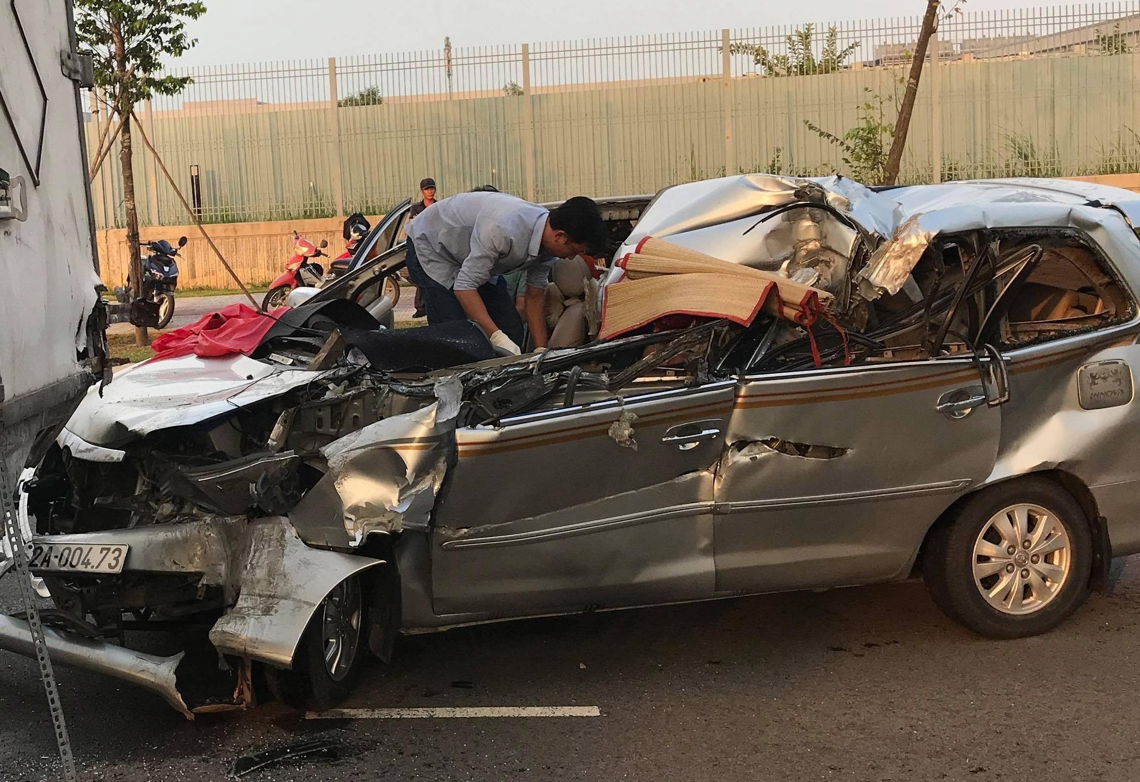 Oto 7 cho tong duoi xe tai, 5 nguoi thuong vong hinh anh