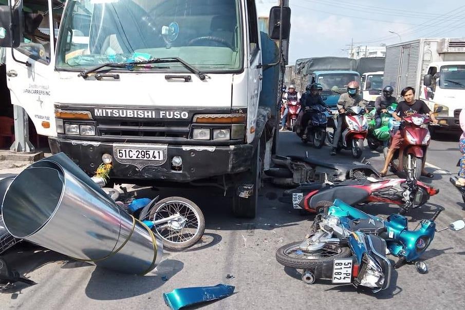 Hien truong oto tai tong hang loat xe may o Long An hinh anh