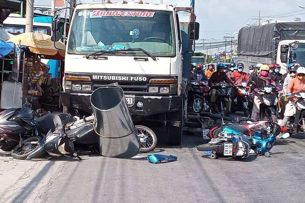 Oto tai tong 7 xe may dung den do, 11 nguoi bi thuong hinh anh