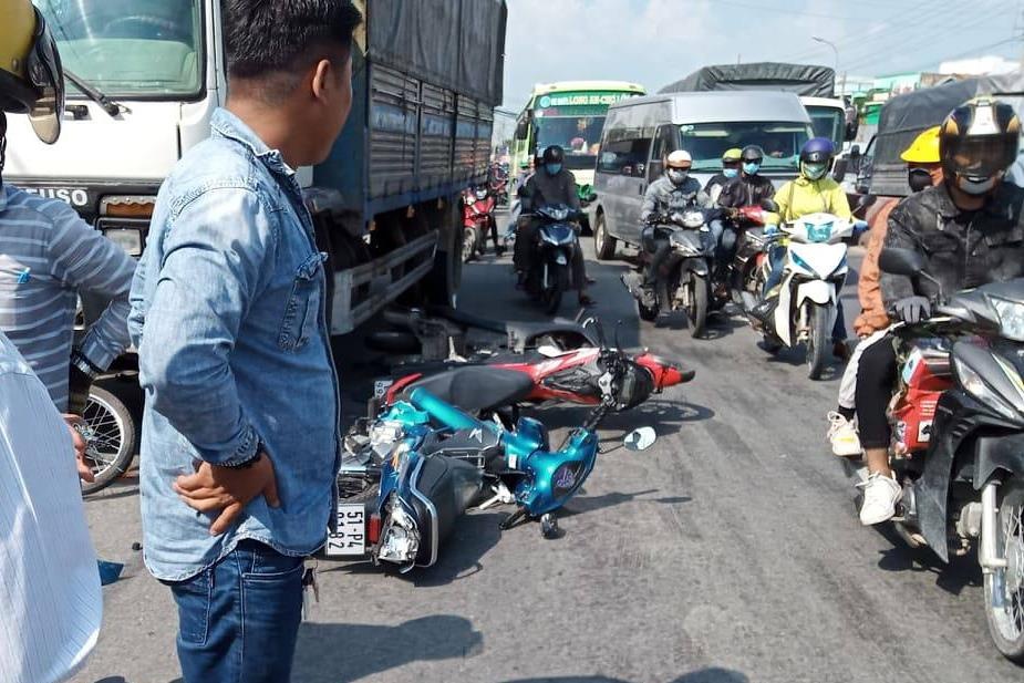 Phut oto tai huc vang 7 xe may khien 11 nguoi bi thuong hinh anh