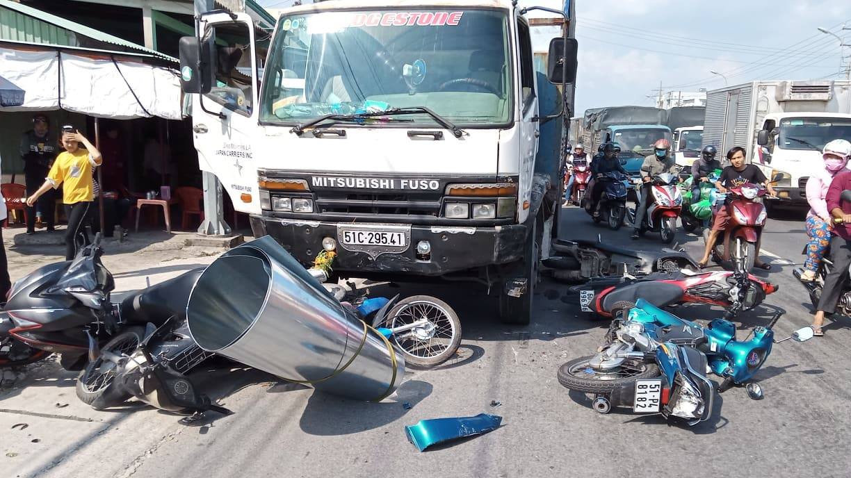 Xe tai tong nhieu xe may anh 1