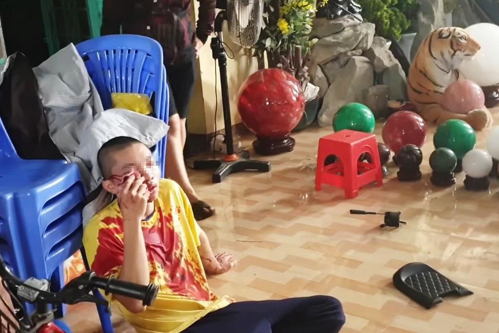 Nhom nguoi dap pha noi o cua 5 chu tieu thi 'Thach thuc danh hai' hinh anh