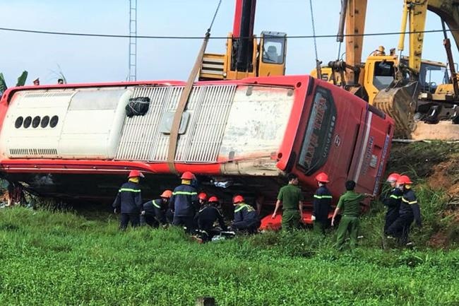 40 nguoi thoat chet khi xe khach lao xuong ruong hinh anh