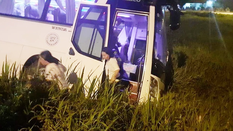 xe khách lao xuống ruộng ảnh 1 xe khach lao xuong ruong anh 1