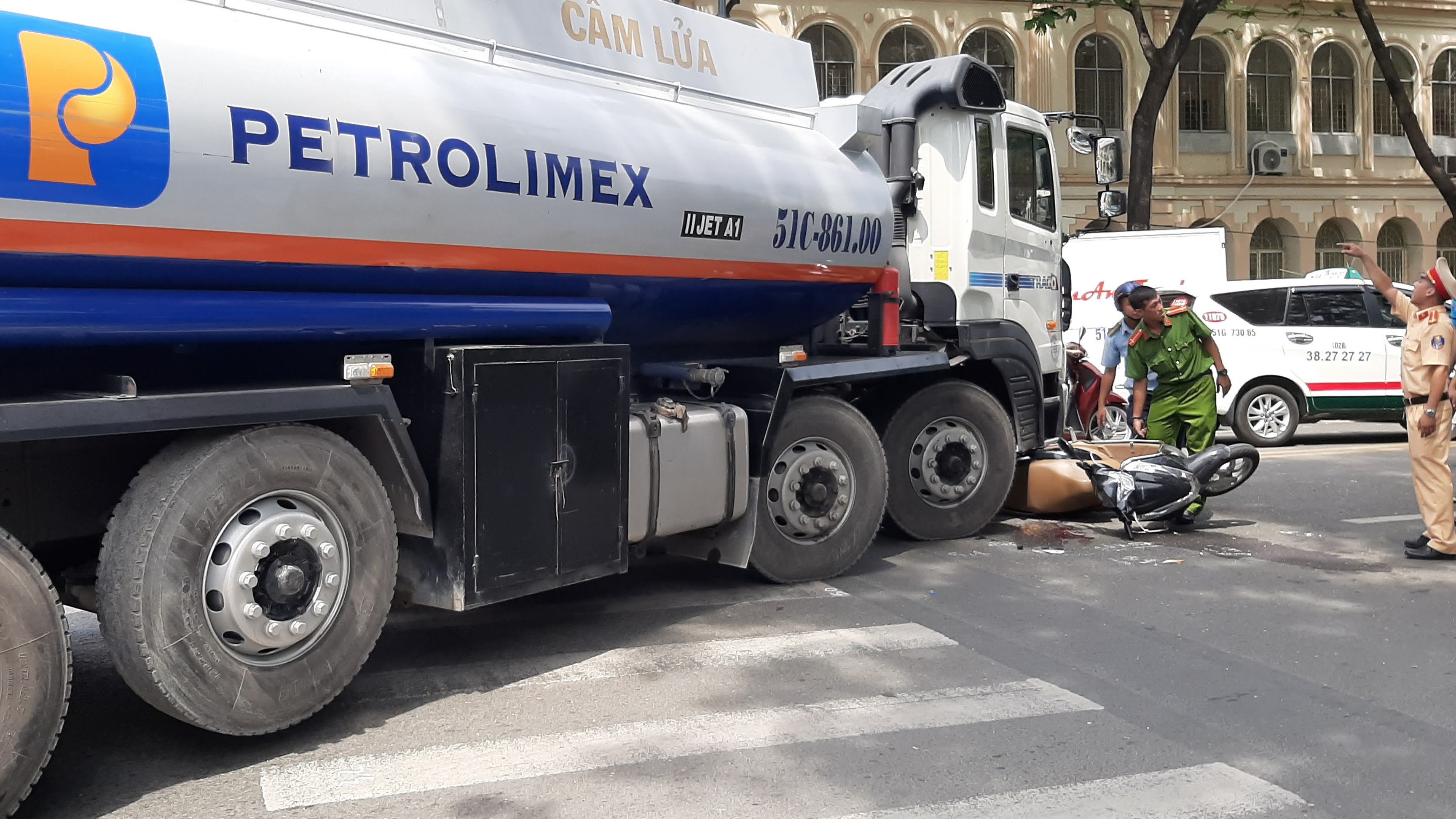 xe bon cuon nguoi phu nu vao gam anh 1