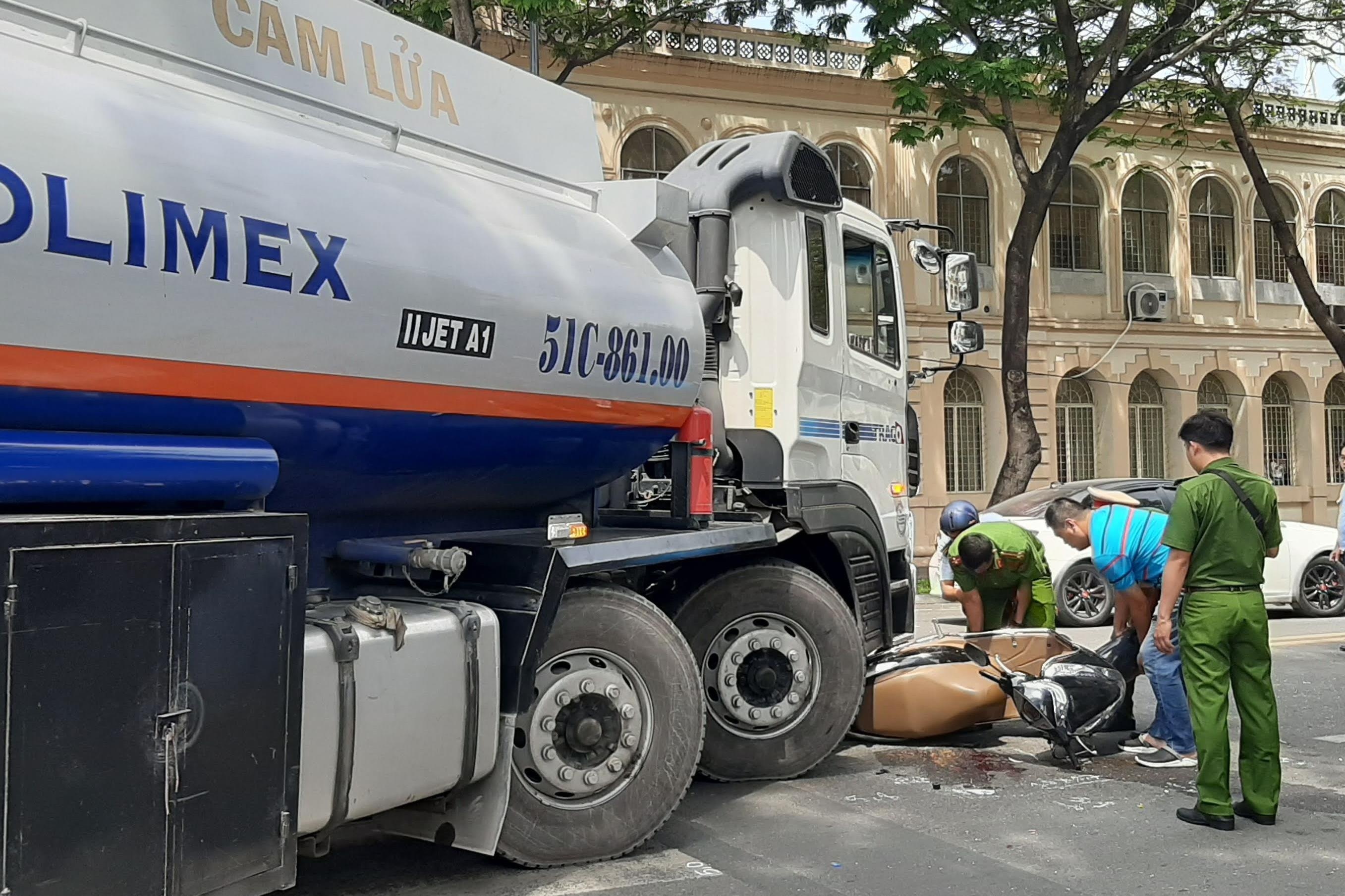 Di vao duong cam, xe bon cuon nguoi phu nu o TP.HCM vao gam hinh anh