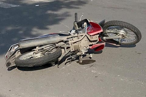 Va cham oto canh sat, mot phu nu nguy kich hinh anh