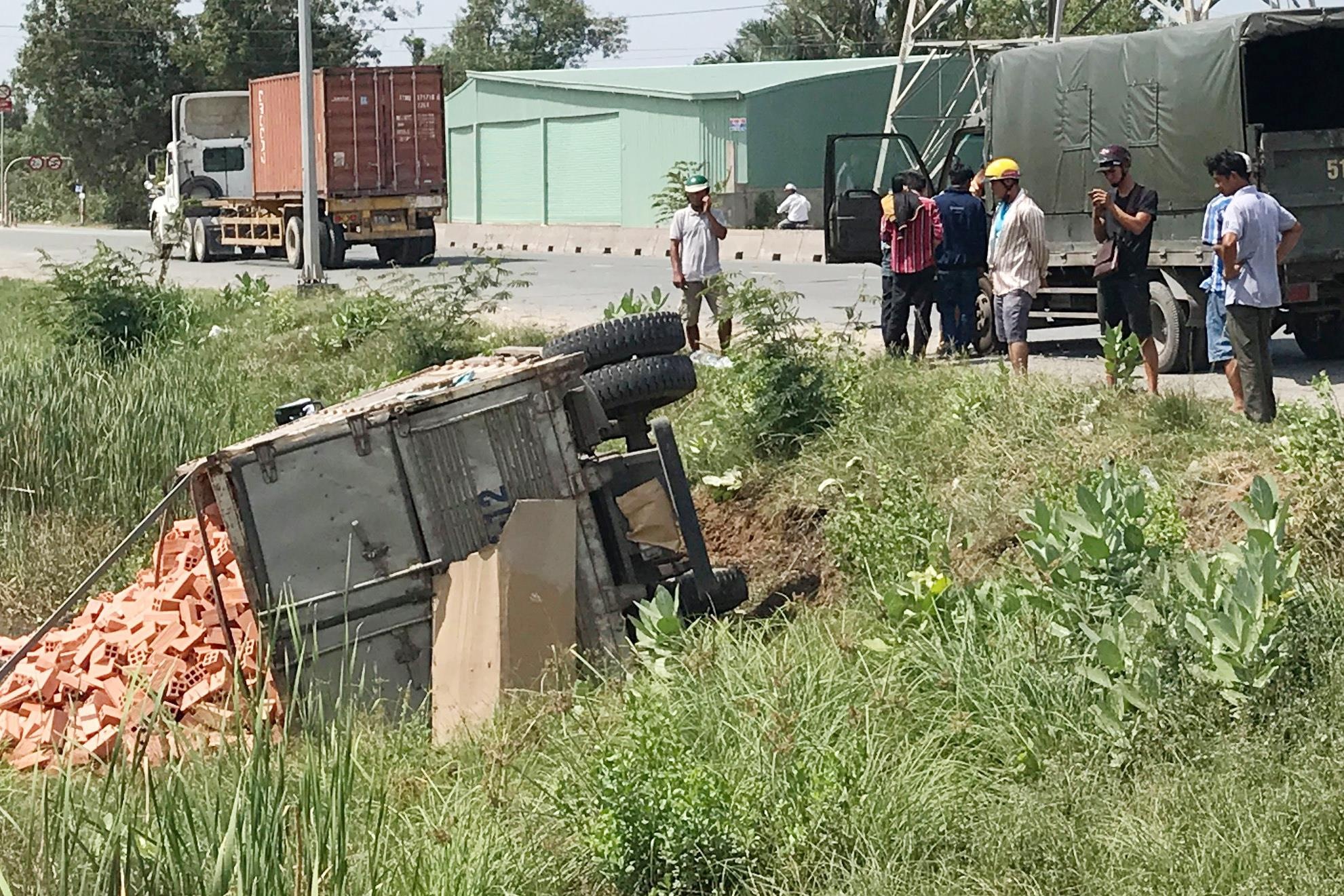 Xe tai lat xuong muong, tai xe thoat chet hinh anh