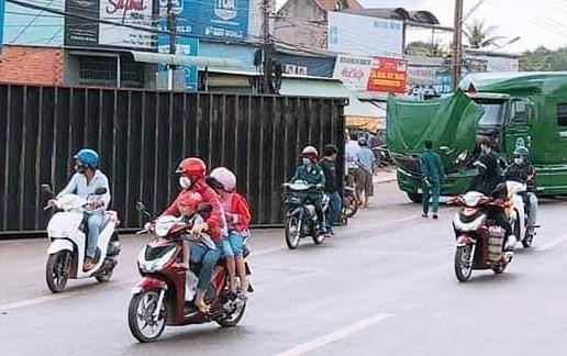 Thung container tuot khoi ro-mooc, de trung 2 vo chong hinh anh