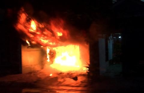 24 linh cuu hoa cuu doi nam nu trong can nha chay o TP.HCM hinh anh