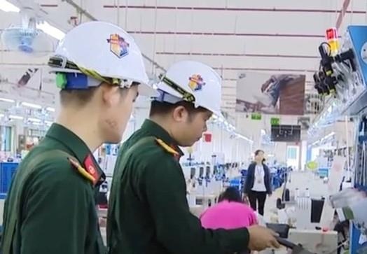 Binh chung Hoa hoc xac dinh nguyen nhan hang loat cong nhan ngat xiu hinh anh