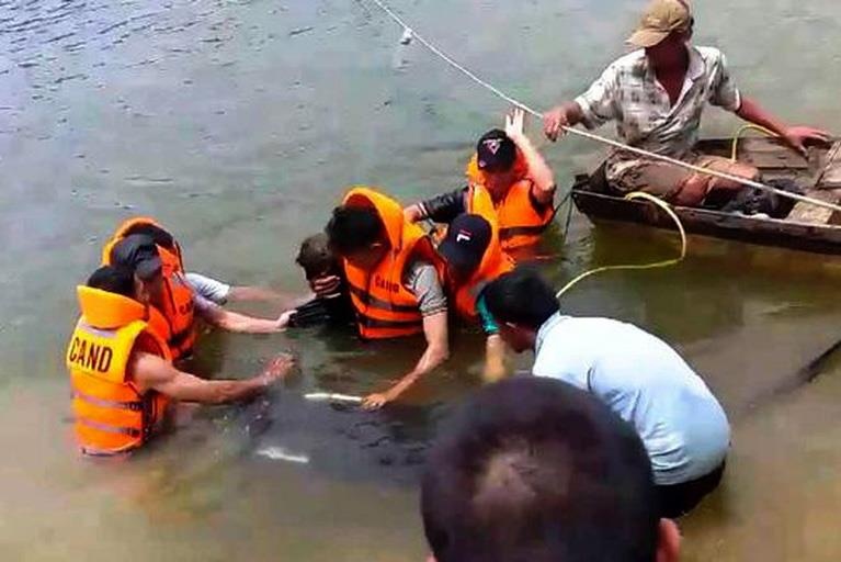 Nguoi dan ong chet duoi duoi kenh hinh anh