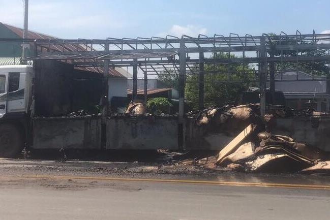 Xe tai cho giay chay rui o Binh Duong hinh anh