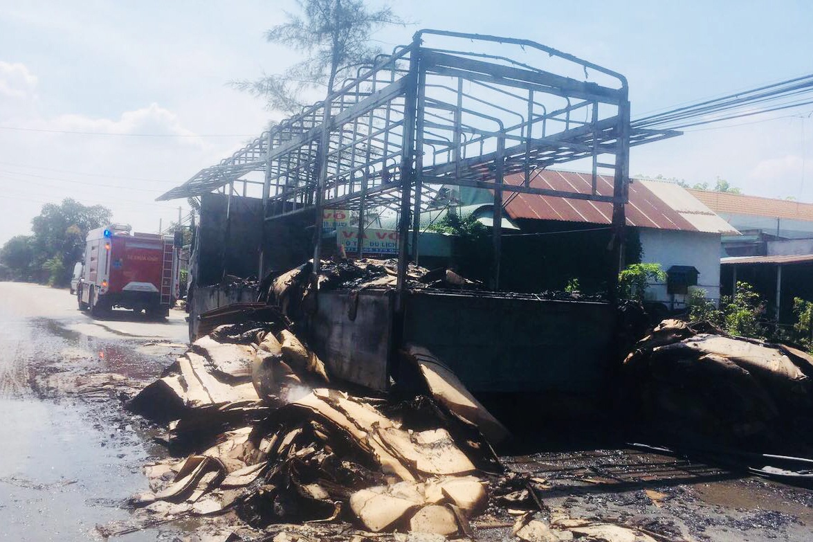 cháy xe tải chở giấy ảnh 1 chay xe tai cho giay anh 1