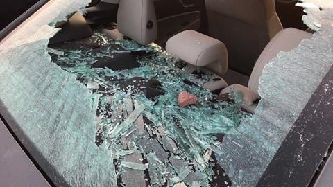 Trai lang chan duong oto, dap vo kinh xe hoi hinh anh