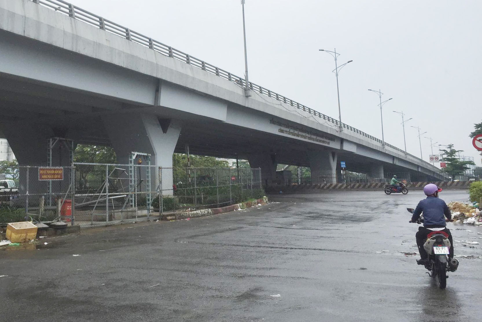 Rơi cầu vượt nguy kịch ảnh 1 Roi cau vuot nguy kich anh 1