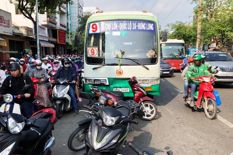 Nhan chung ke canh hon loan khi xe buyt tong 8 xe may dung den do hinh anh