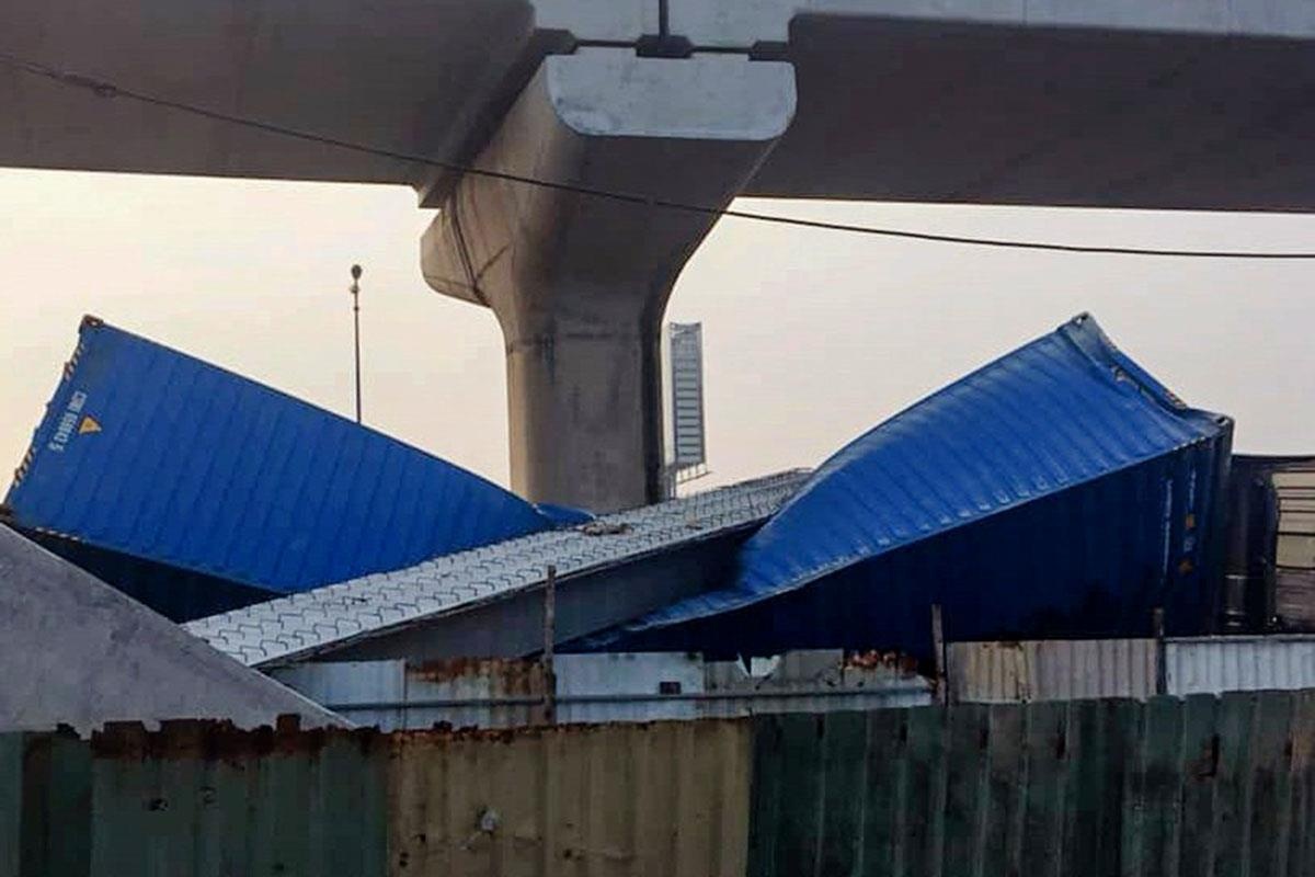 Hien truong dam cau vuot de bep container o TP.HCM hinh anh