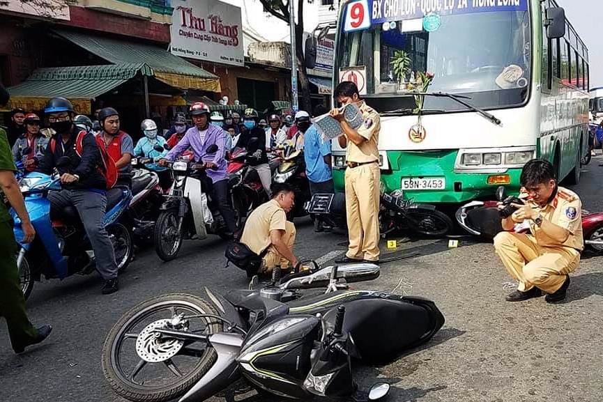 xe buýt tông nhiều xe máy ảnh 1 xe buyt tong nhieu xe may anh 1