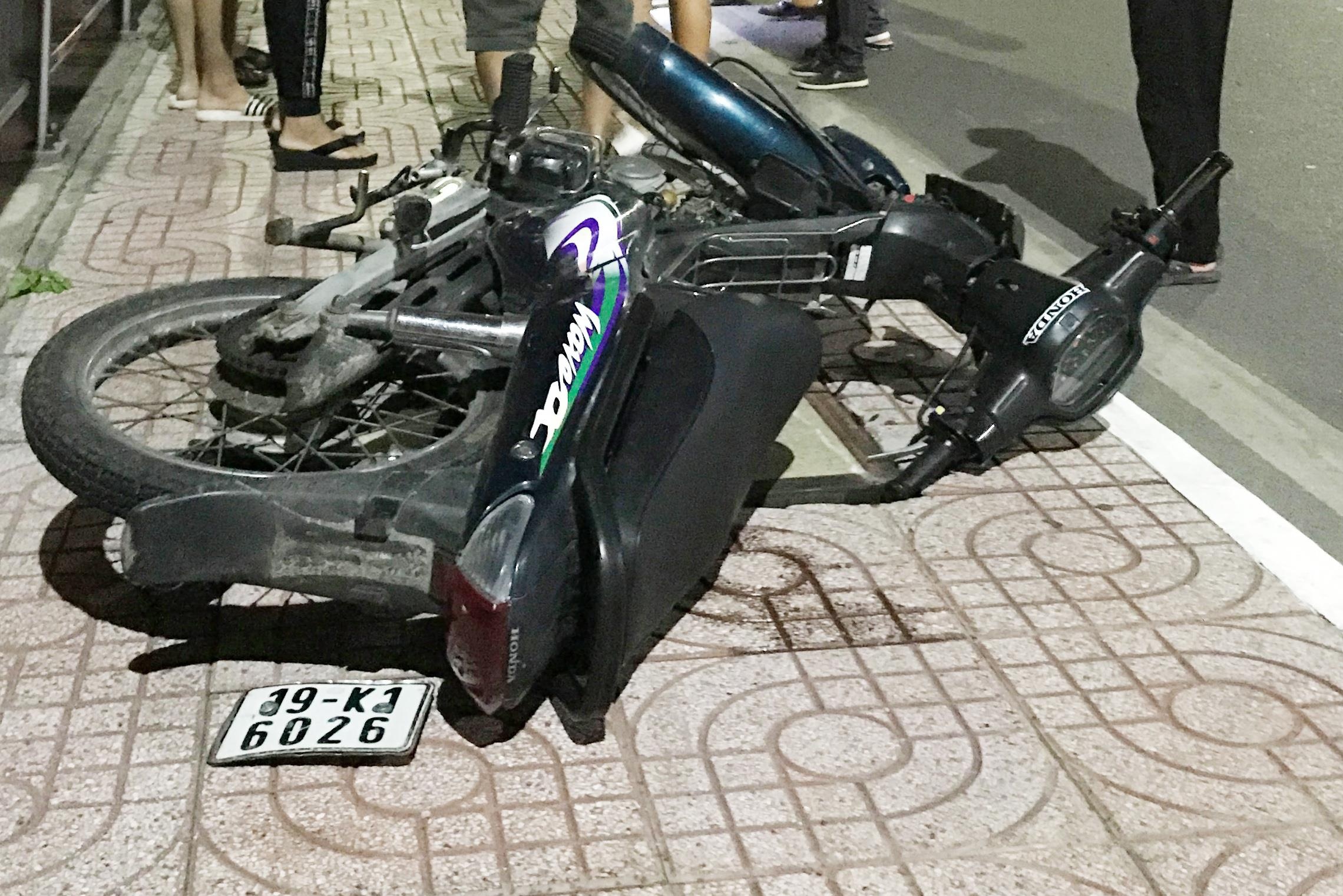 Va vao le cau Binh Loi, tai xe 16 tuoi tu vong hinh anh