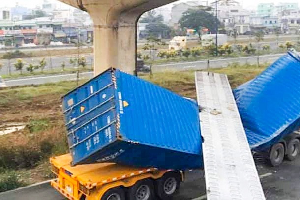 Tim nguyen nhan dam cau vuot de bep container o TP.HCM hinh anh