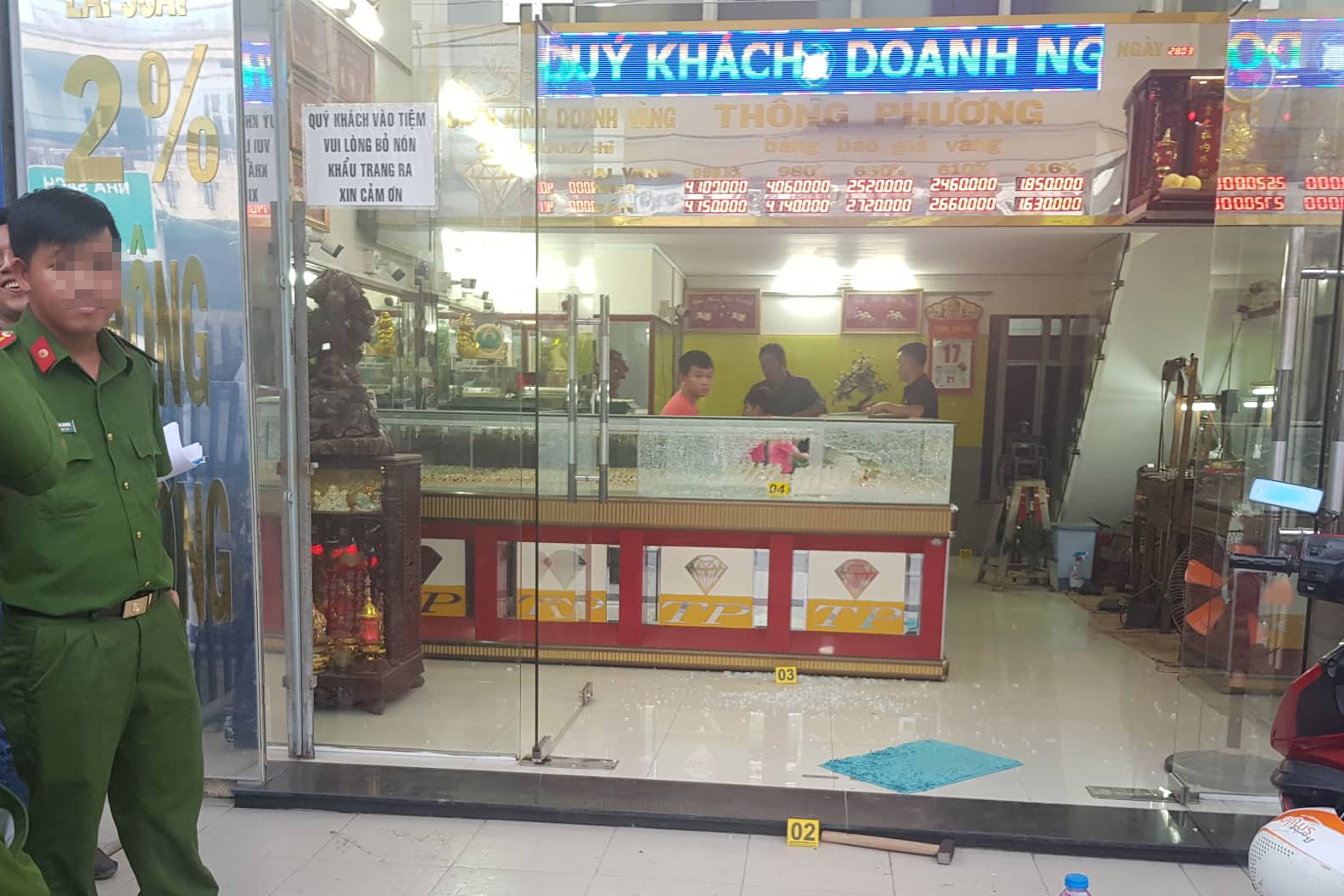 cuop tiem vang anh 1