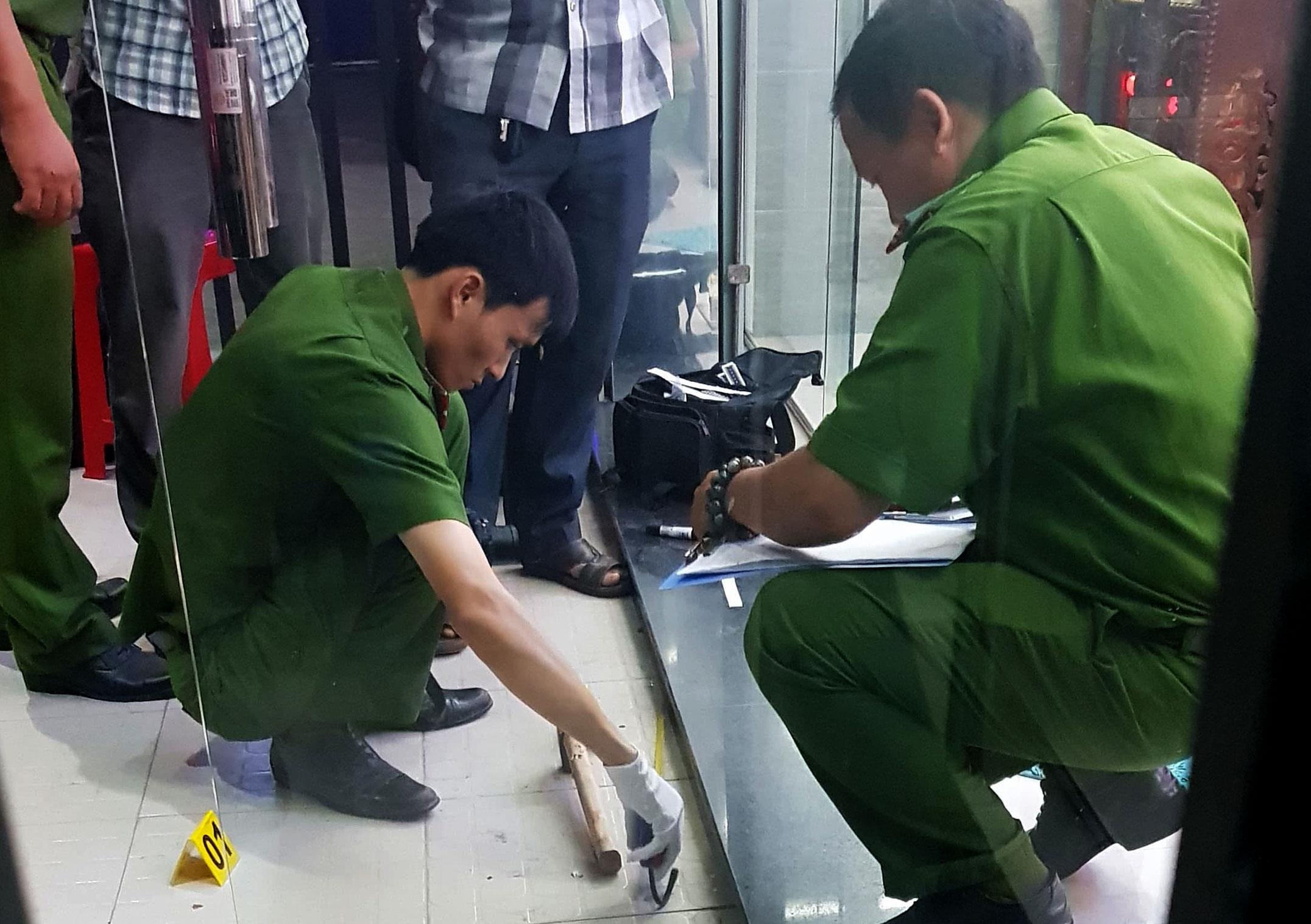 Khoanh khac doi dien hong sung cua ten cuop tiem vang o TP.HCM hinh anh