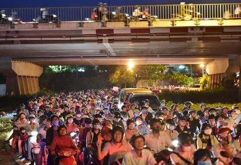 TP.HCM han che xe vao trung tam 2 ngay cuoi tuan hinh anh