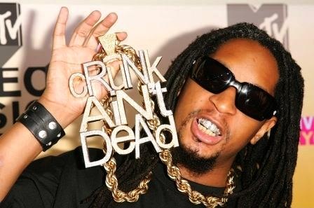 Rapper Lil Jon bi cau luu o Tan Son Nhat vi mang qua nhieu vang hinh anh