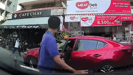 Oto lao vao quan ca phe o TP.HCM, 2 nguoi bi thuong hinh anh