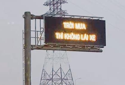 VECE ly giai dong chu 'Troi mua thi khong lai xe' tren cao toc hinh anh